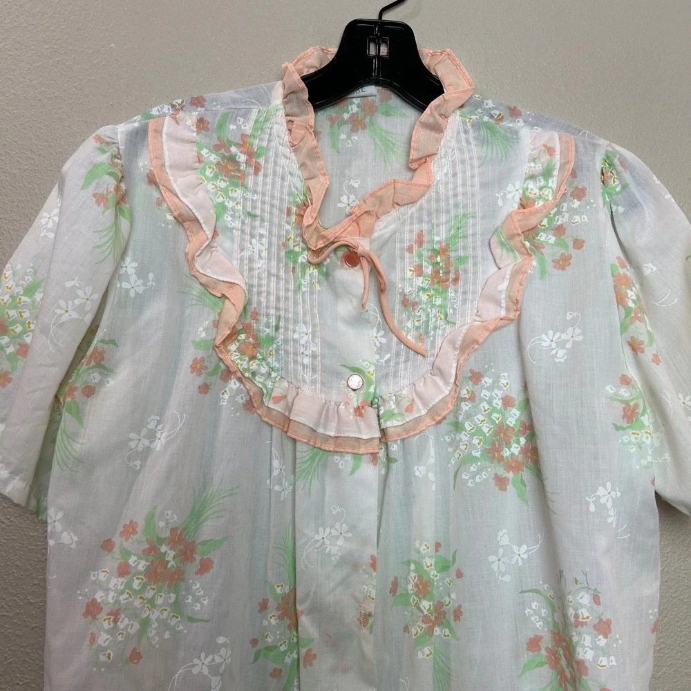Vintage Robe Womens Small White Pink Floral Ruffle Pintuck Housecoat Cottagecore